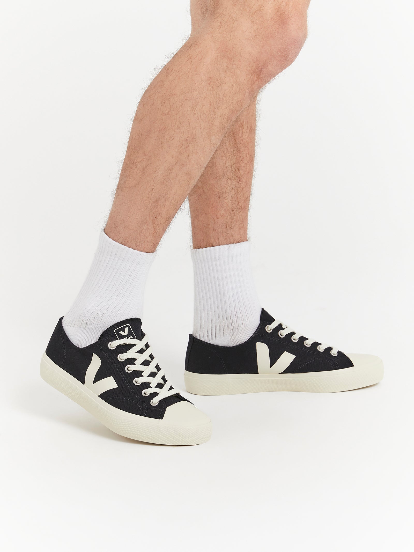 Mens Wata II Low Sneakers in Black & White