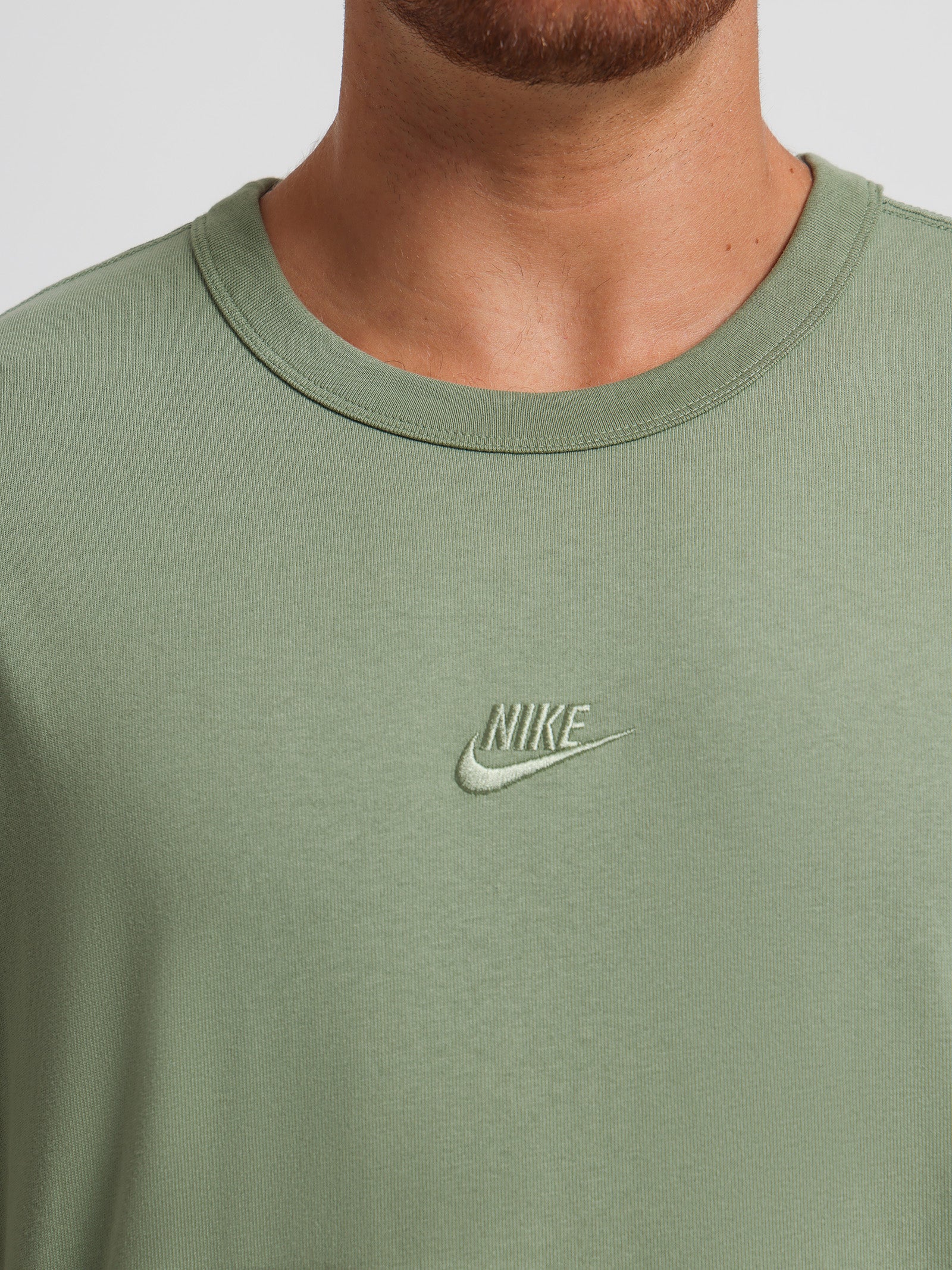 Sportswear Premium Essentials Sustainable in Oil Green