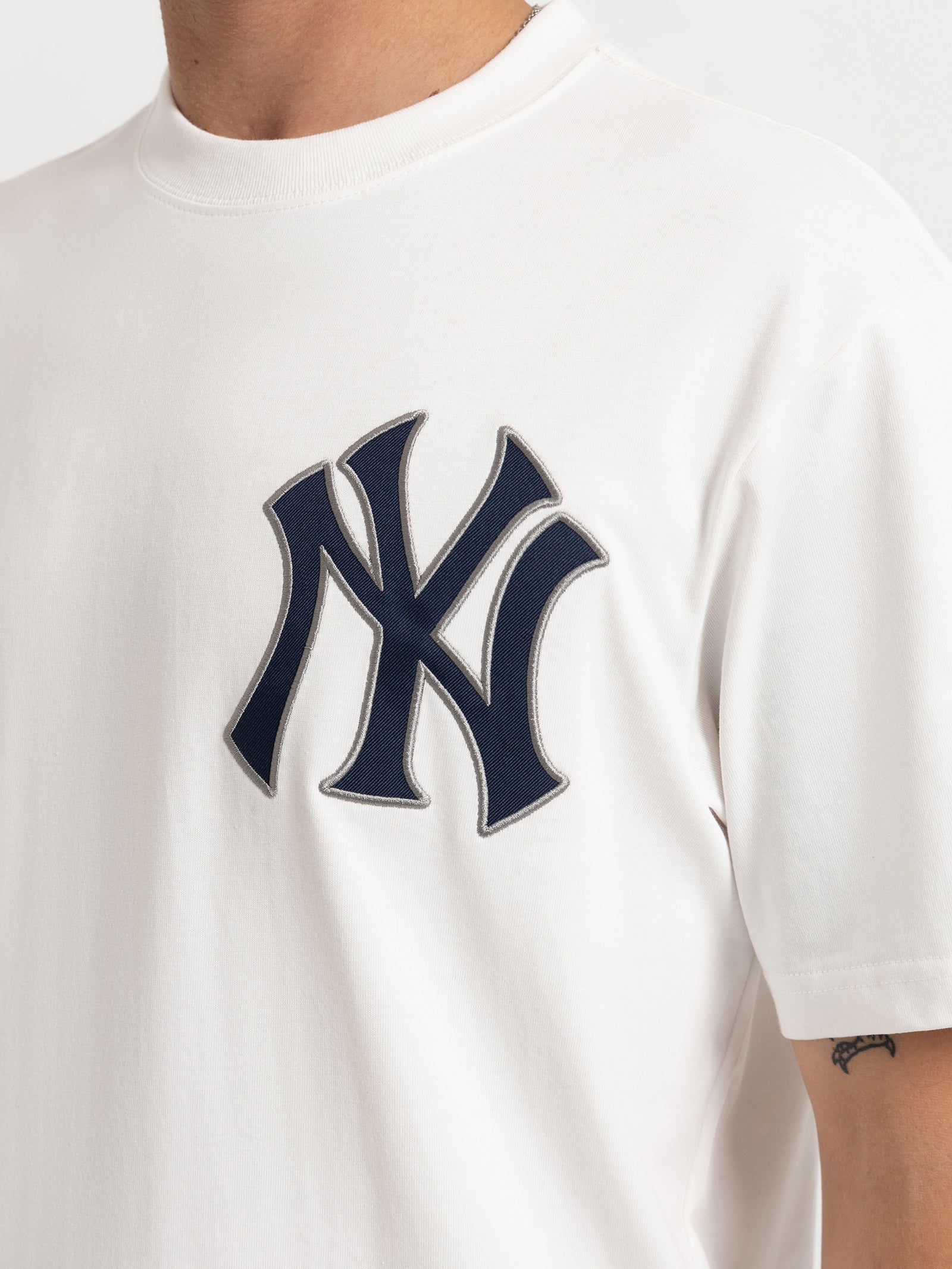 NY Yankees Team Crest T-Shirt in Vintage White