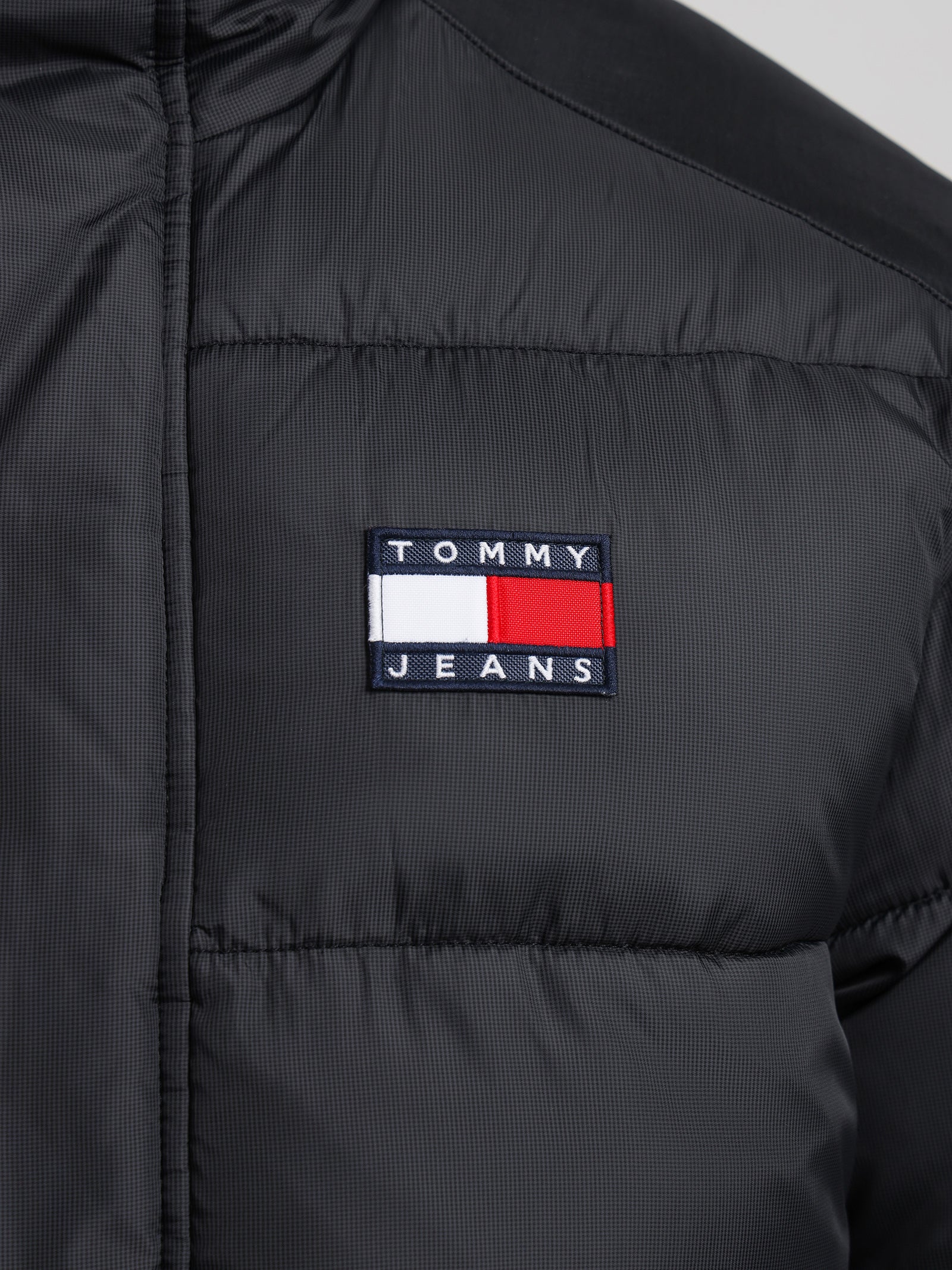 Tonal Badge Puffer Jacket in Black