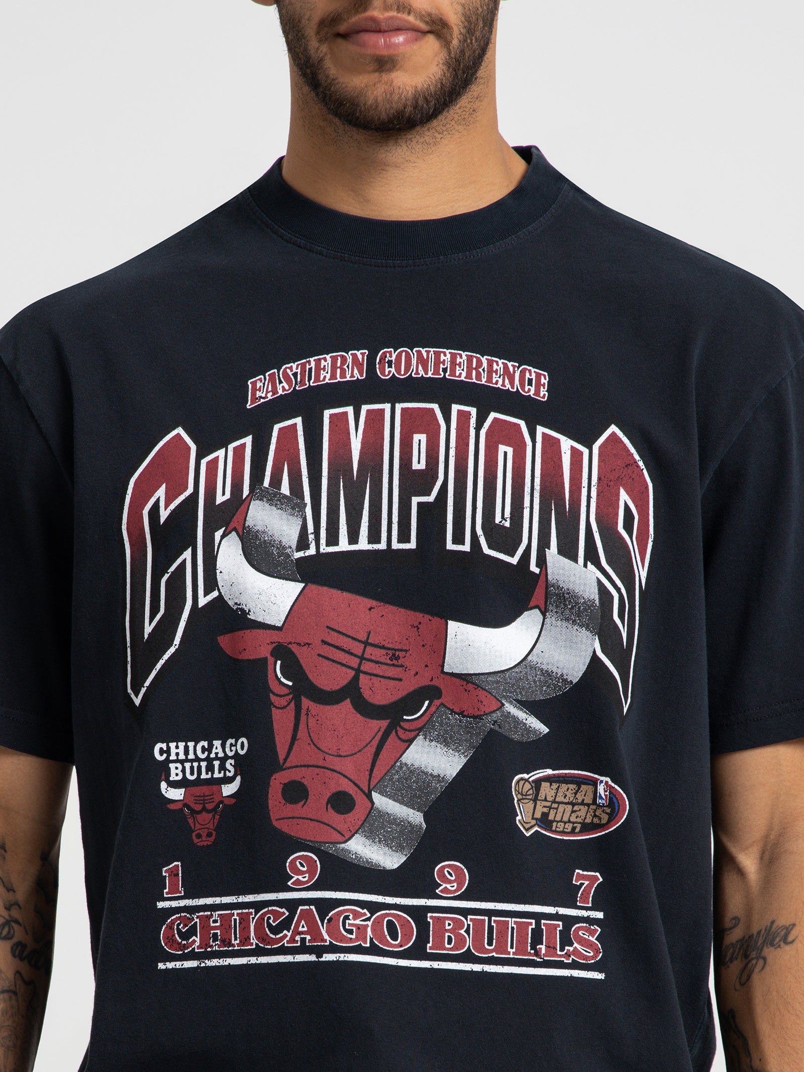 Chicago Bulls Bevelled T-Shirt in Faded Black