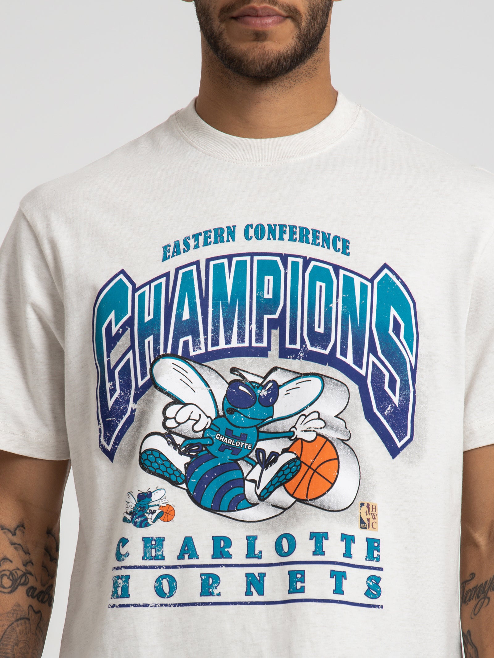 Charlotte Hornets Bevelled T-Shirt in White Marle