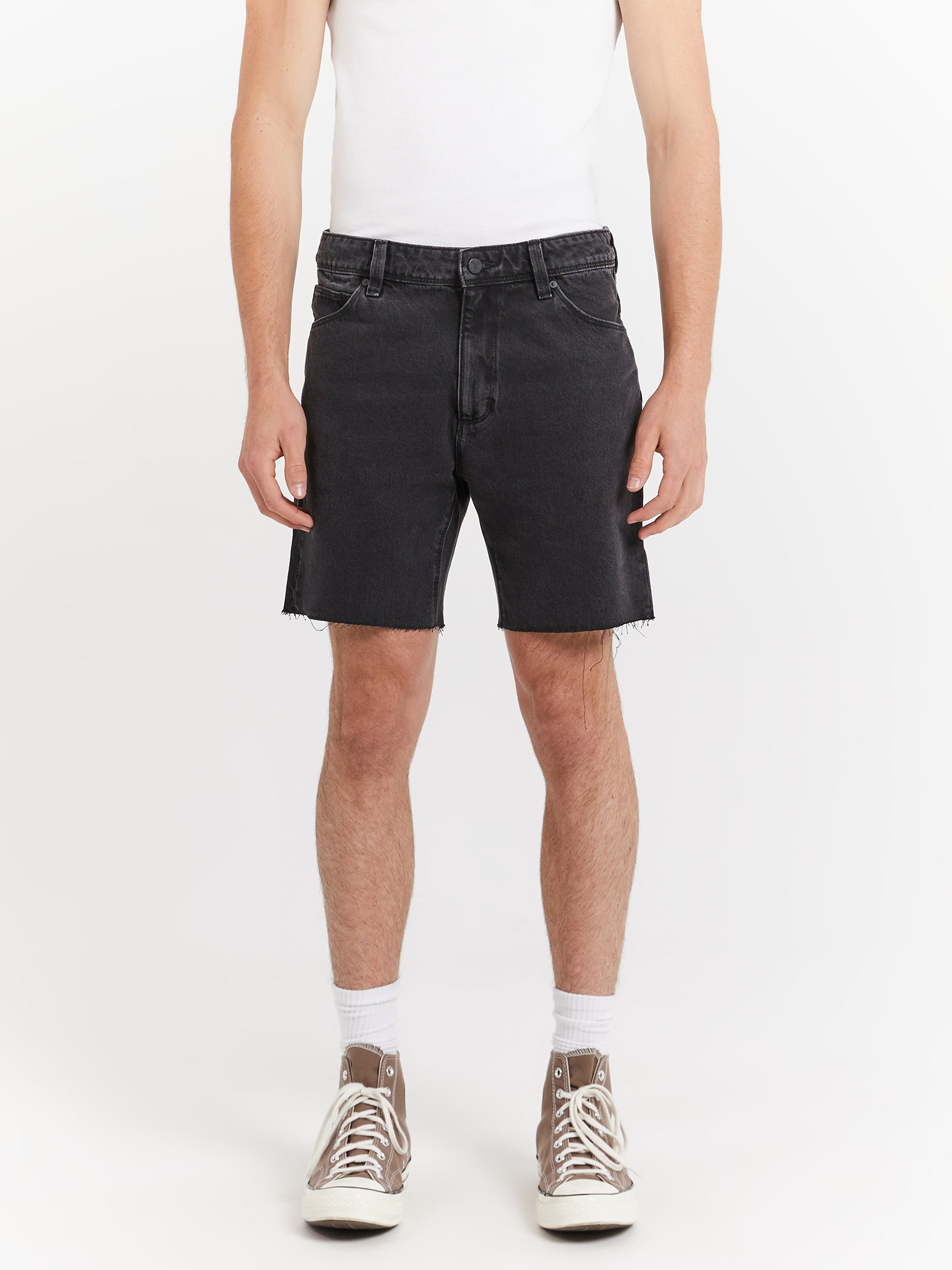 A Cropped Slim Shorts in Black Haze