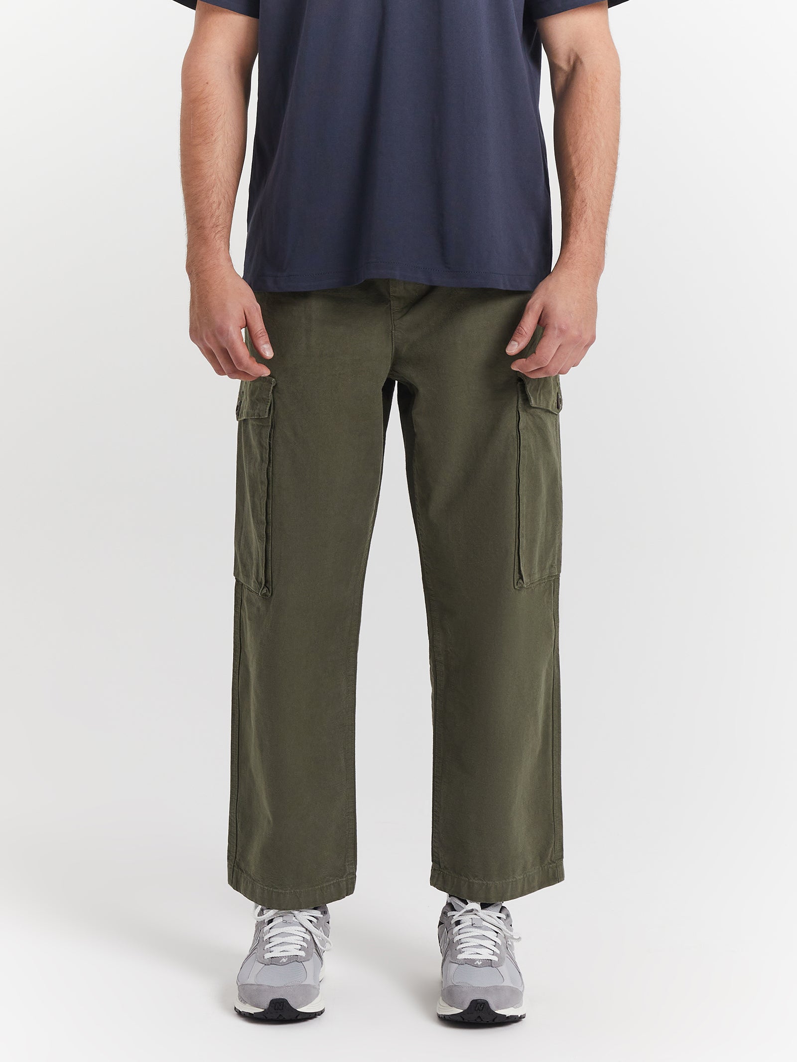 Big Slacker Pleated Military Cargo Pants in Military Green