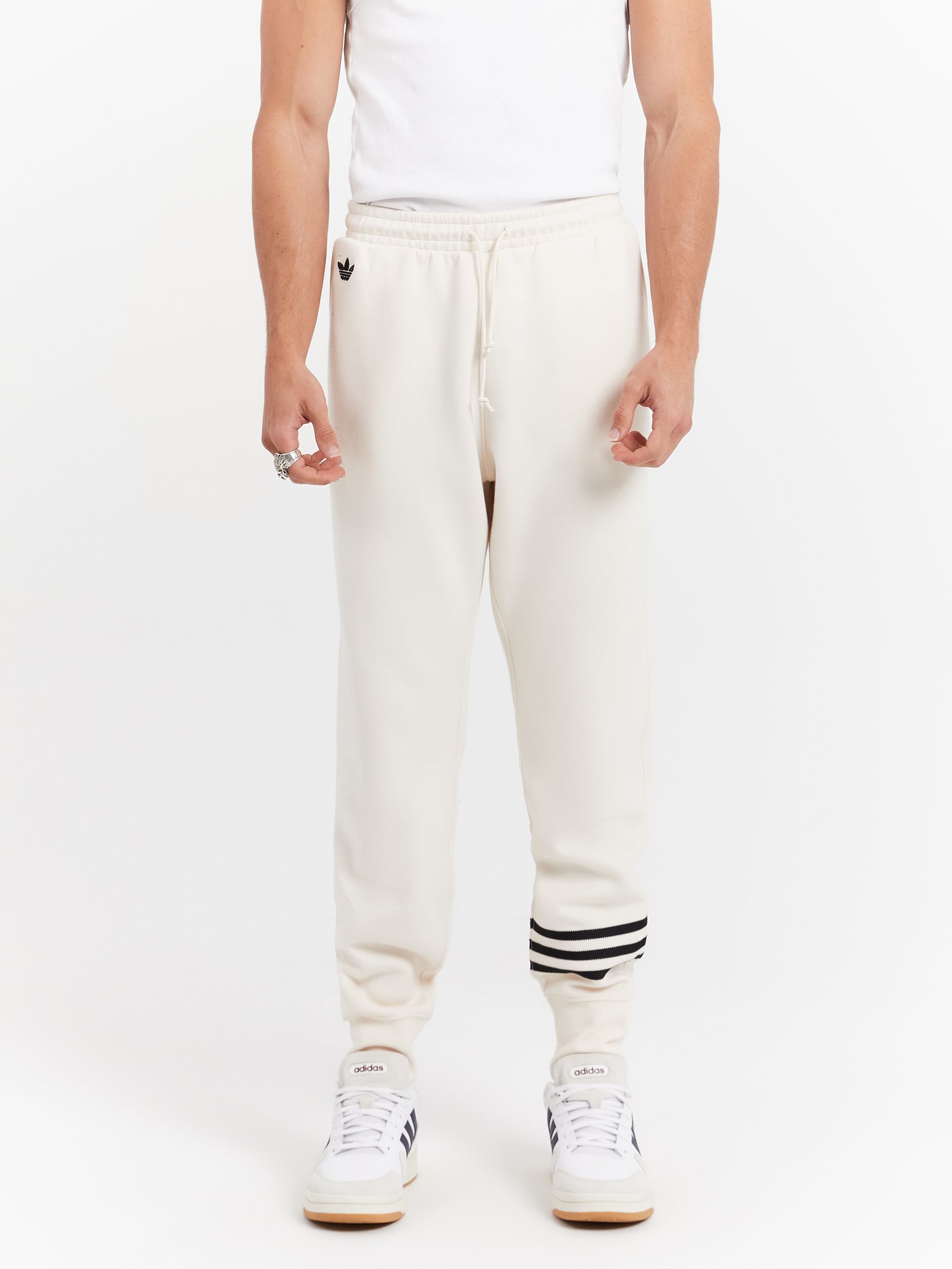 Adicolor Neuclassics Sweatpants in Wonder White