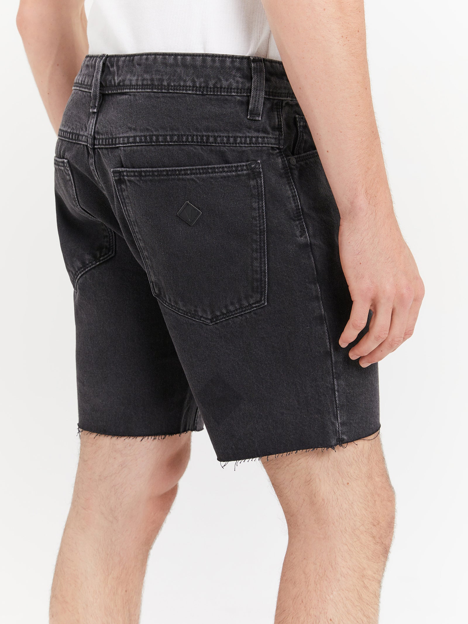 A Cropped Slim Shorts in Black Haze