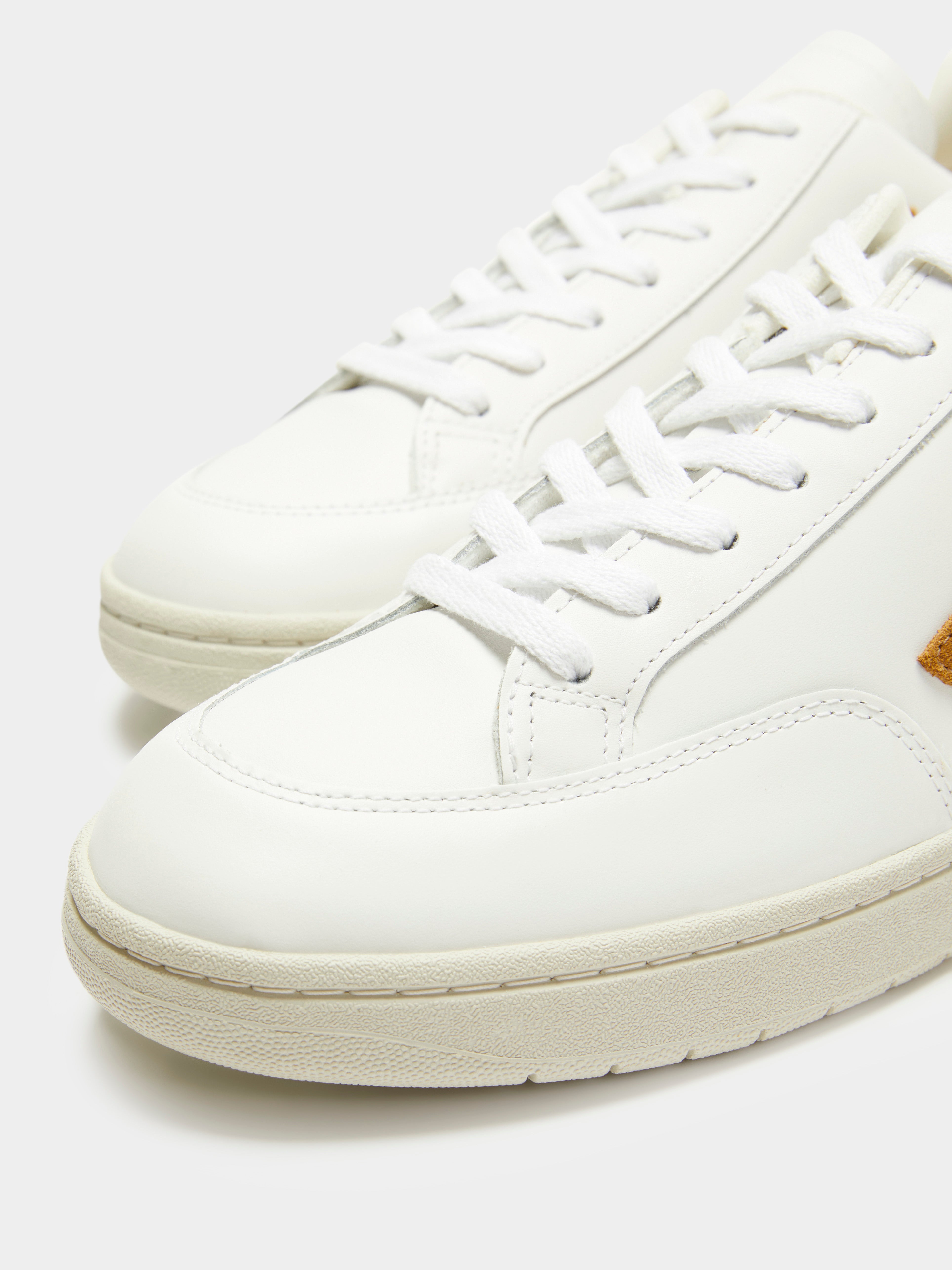 Unisex V10 Leather Sneakers in White & Camel