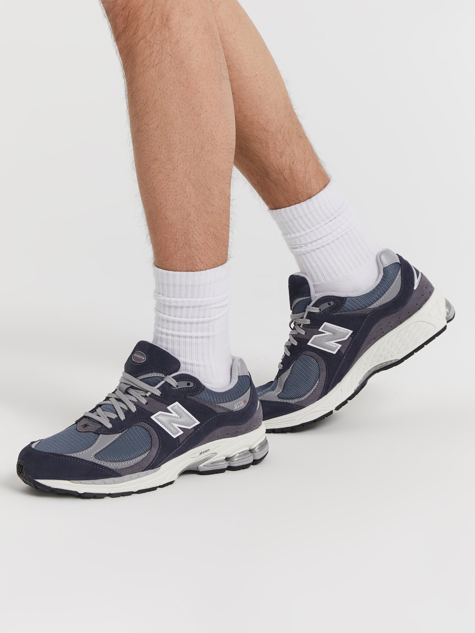 Unisex 2002R Sneakers in Navy & Grey