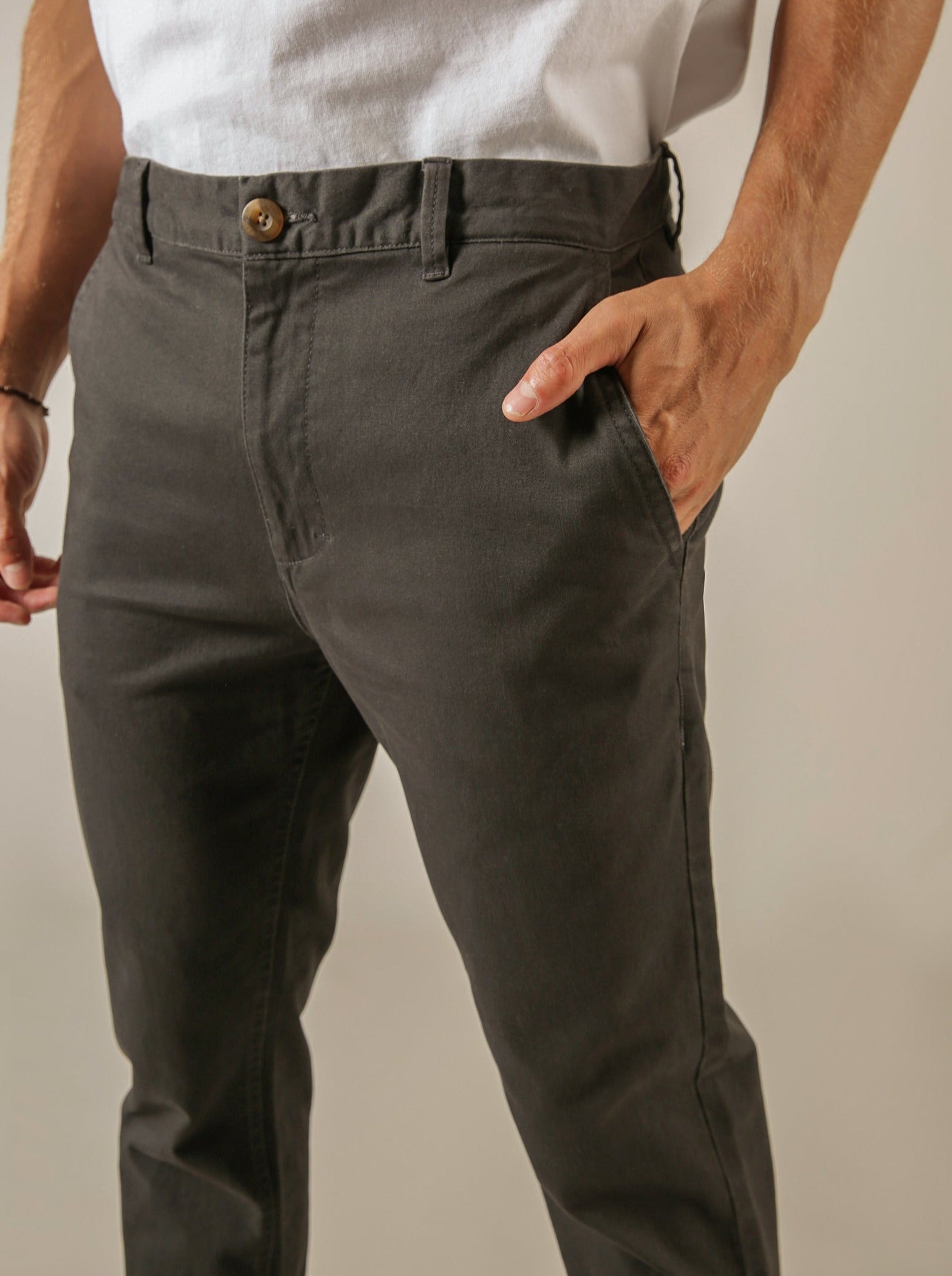 Ellis Chino Pant in Coal