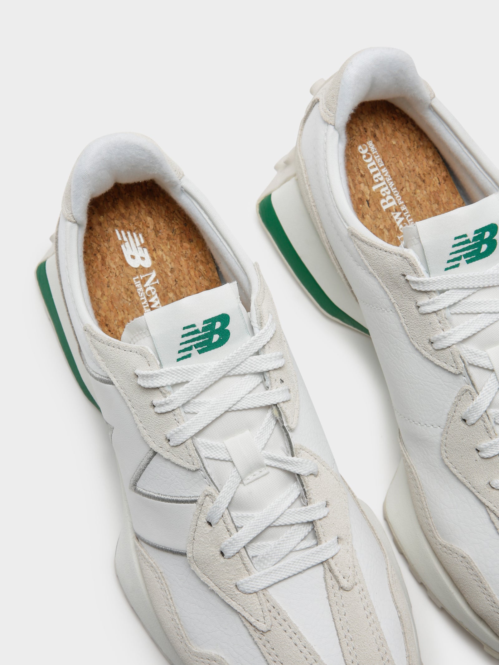 Unisex 327 Sneakers in White & Green