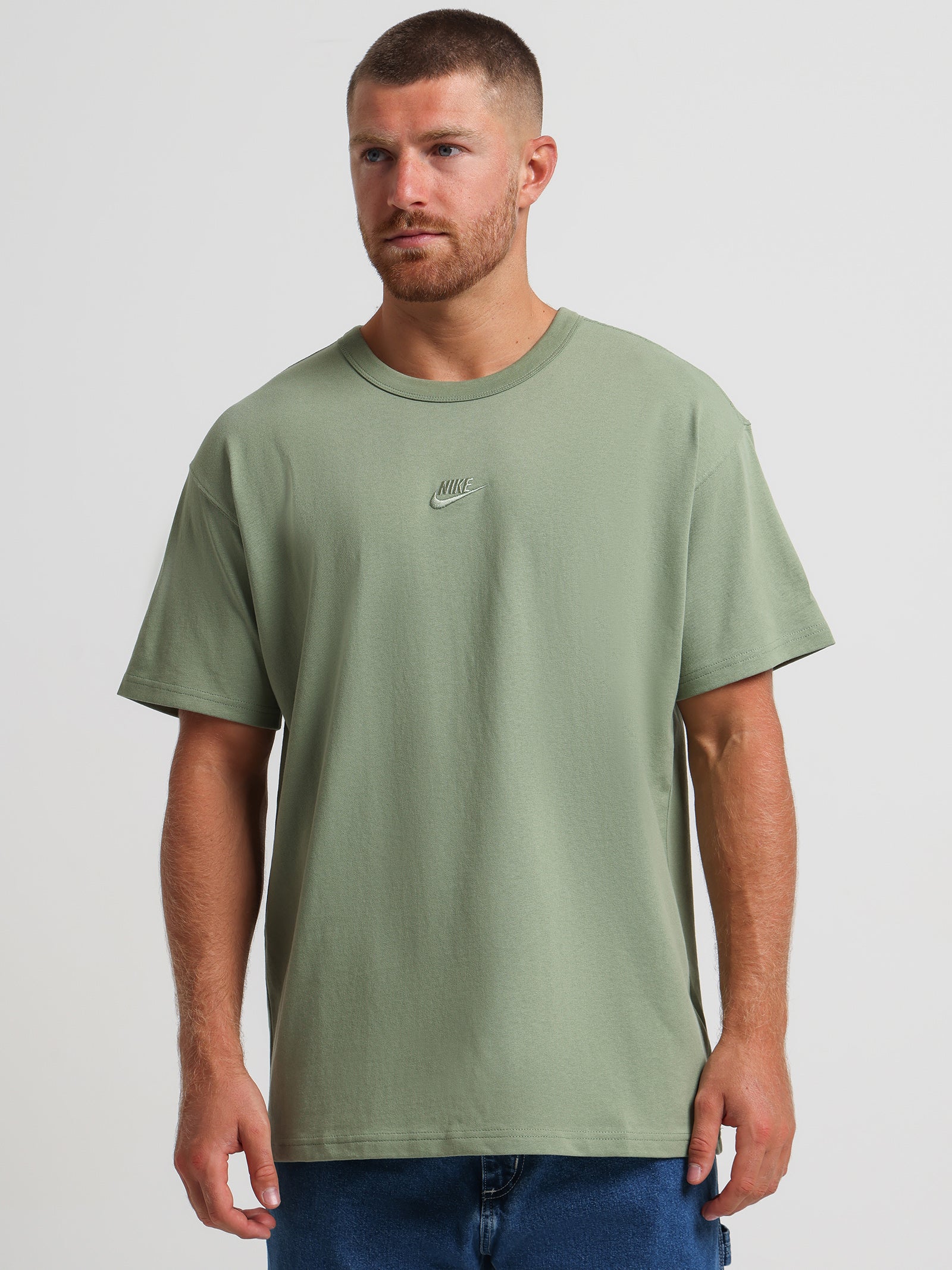 Sportswear Premium Essentials Sustainable in Oil Green