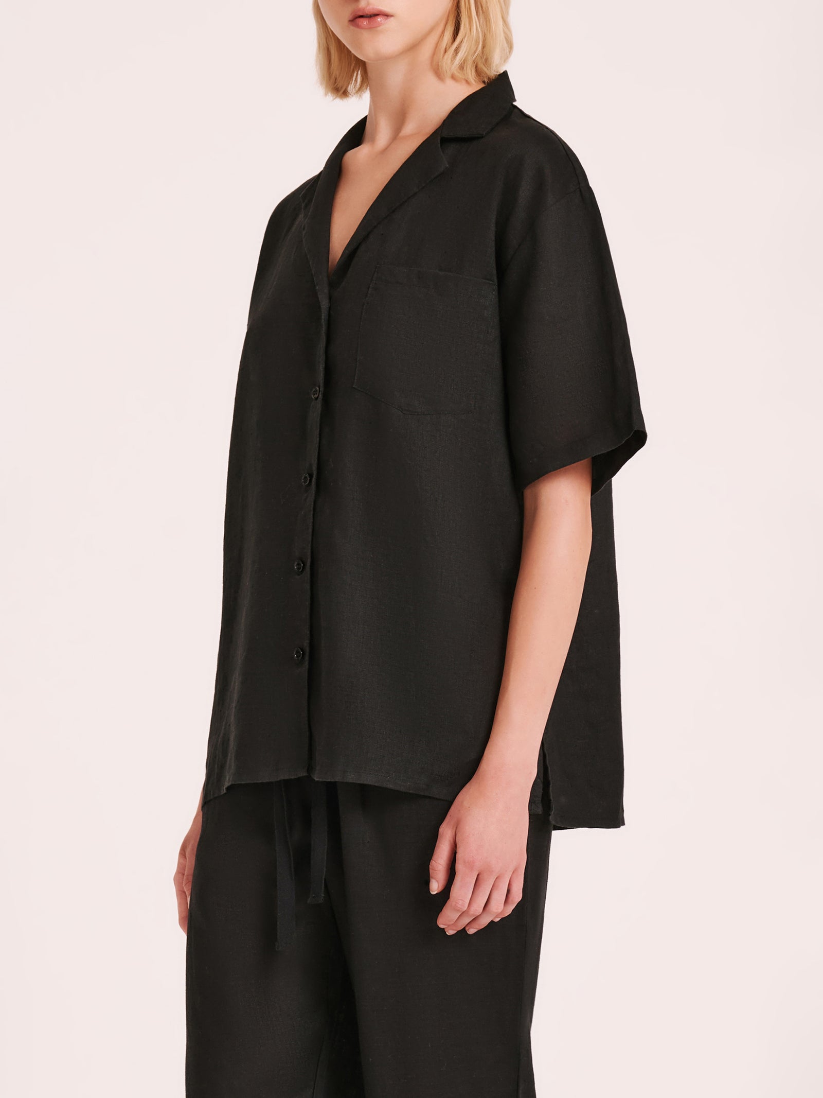 Lounge Linen Travel Shirt in Black