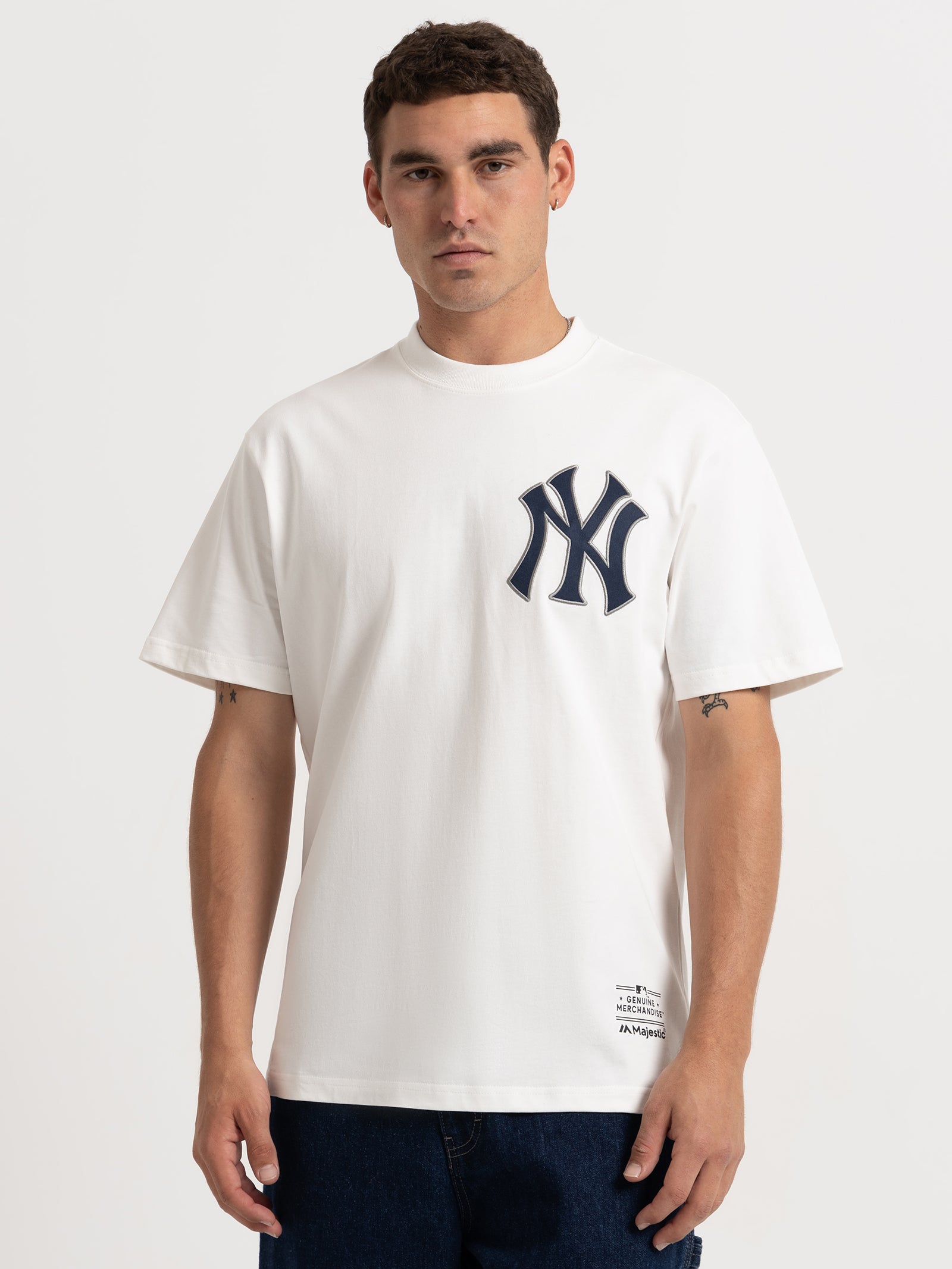 NY Yankees Team Crest T-Shirt in Vintage White