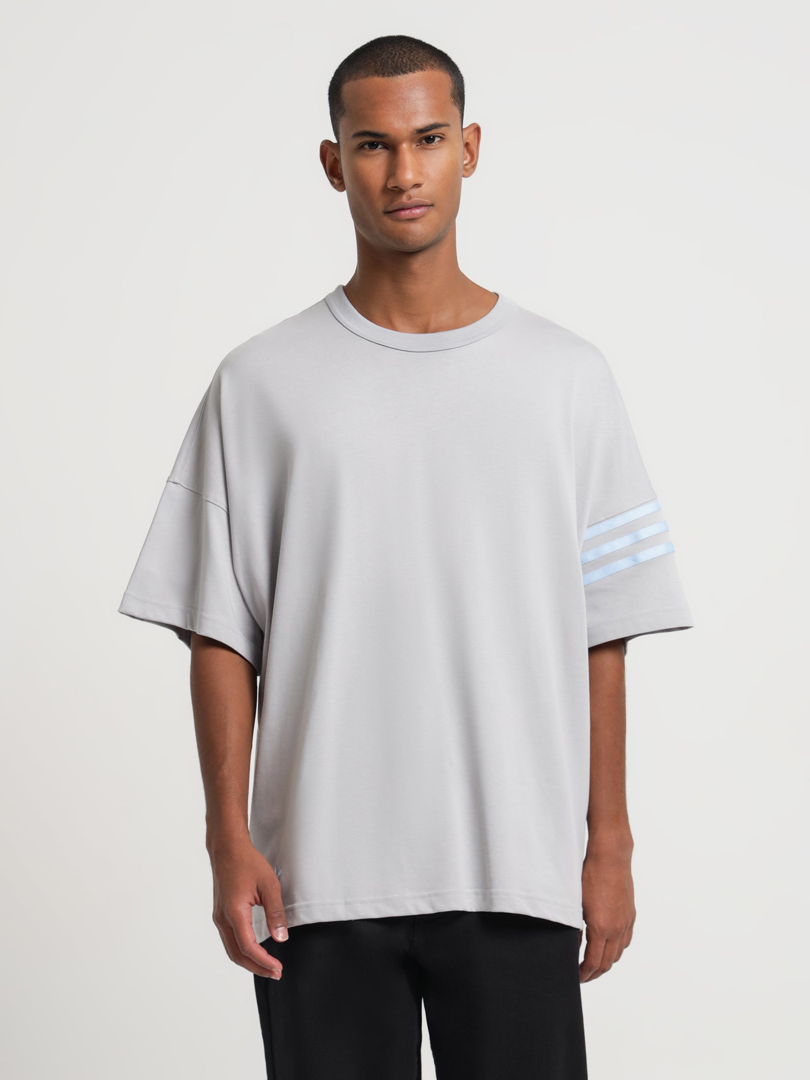 Adicolor Neuclassics T-Shirt in Grey Two