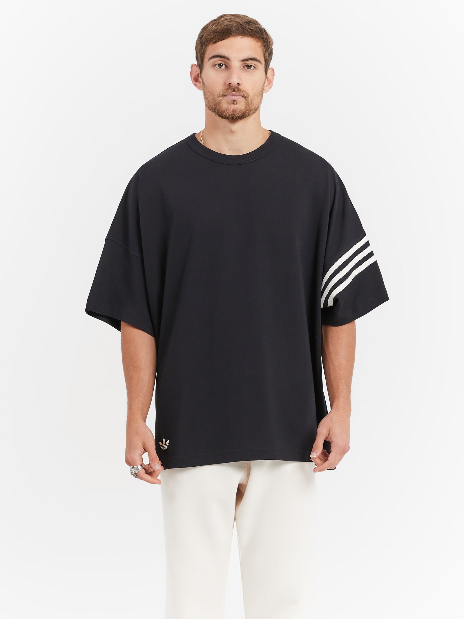 Adicolor Neuclassics T-Shirt in Black