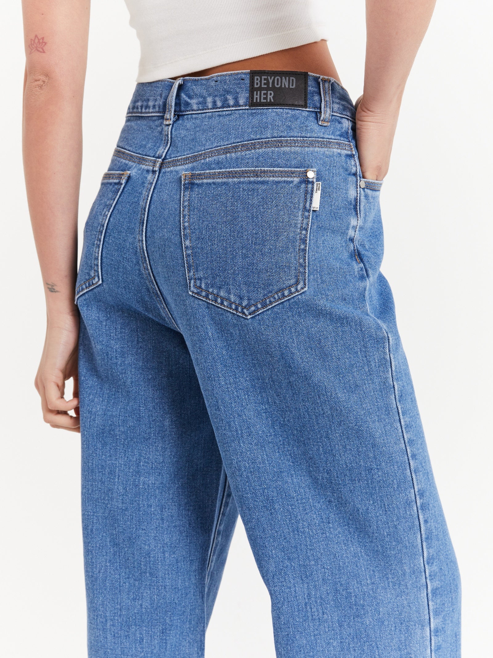 Hailey V Front Jeans in River Blue