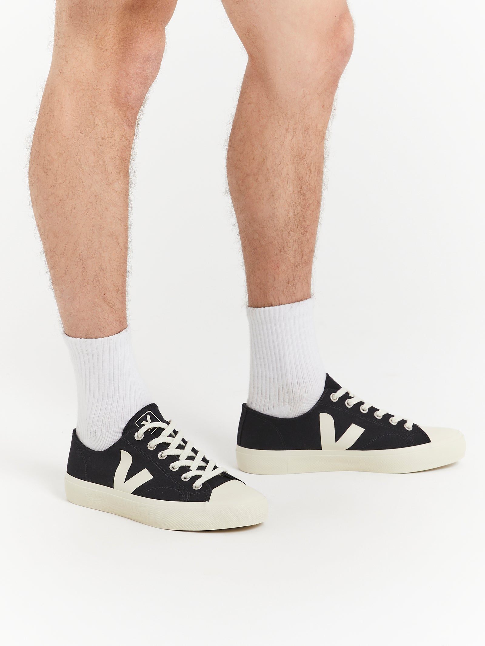 Mens Wata II Low Sneakers in Black & White