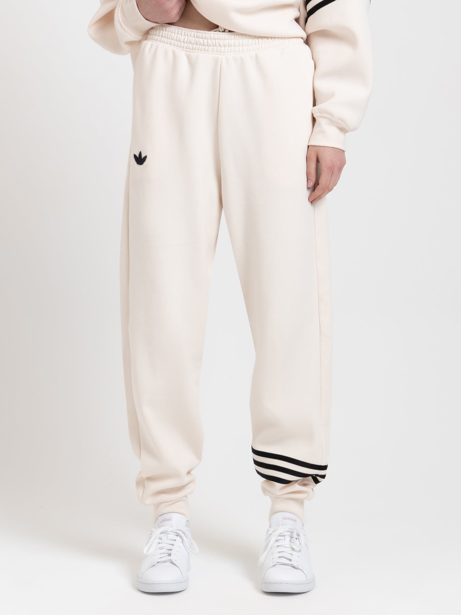 Adicolor Neuclassics Joggers in Wonder White