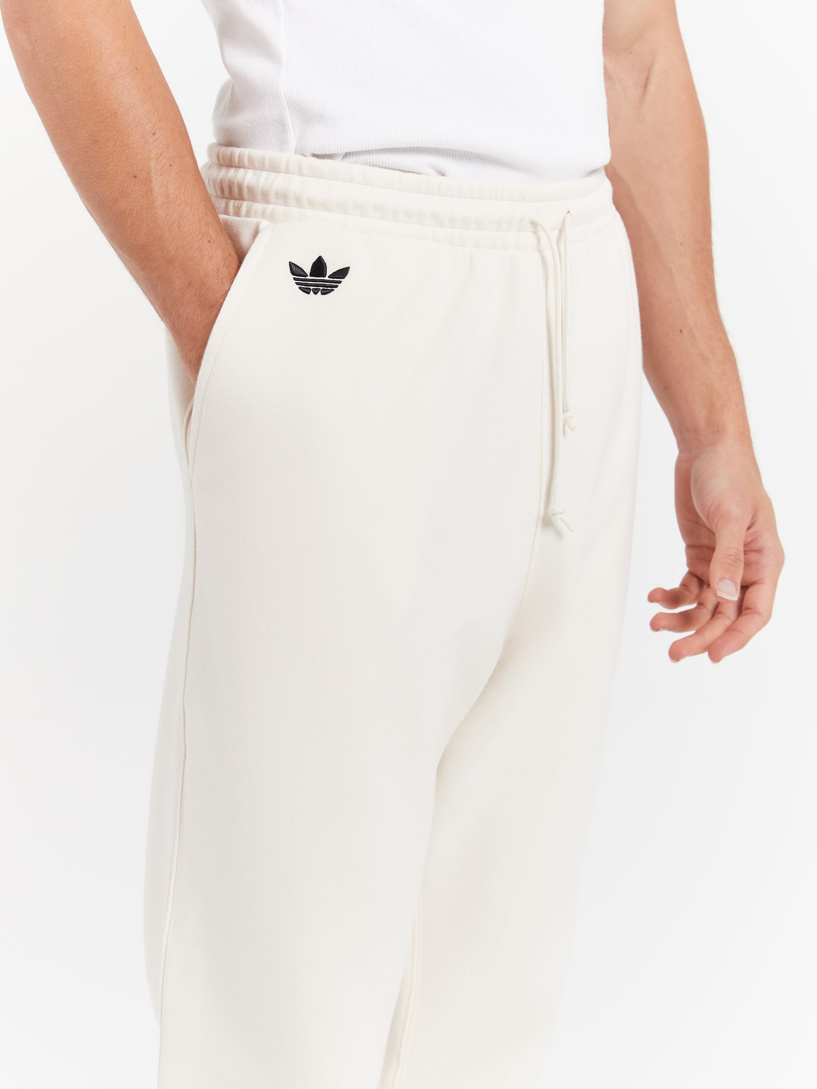 Adicolor Neuclassics Sweatpants in Wonder White