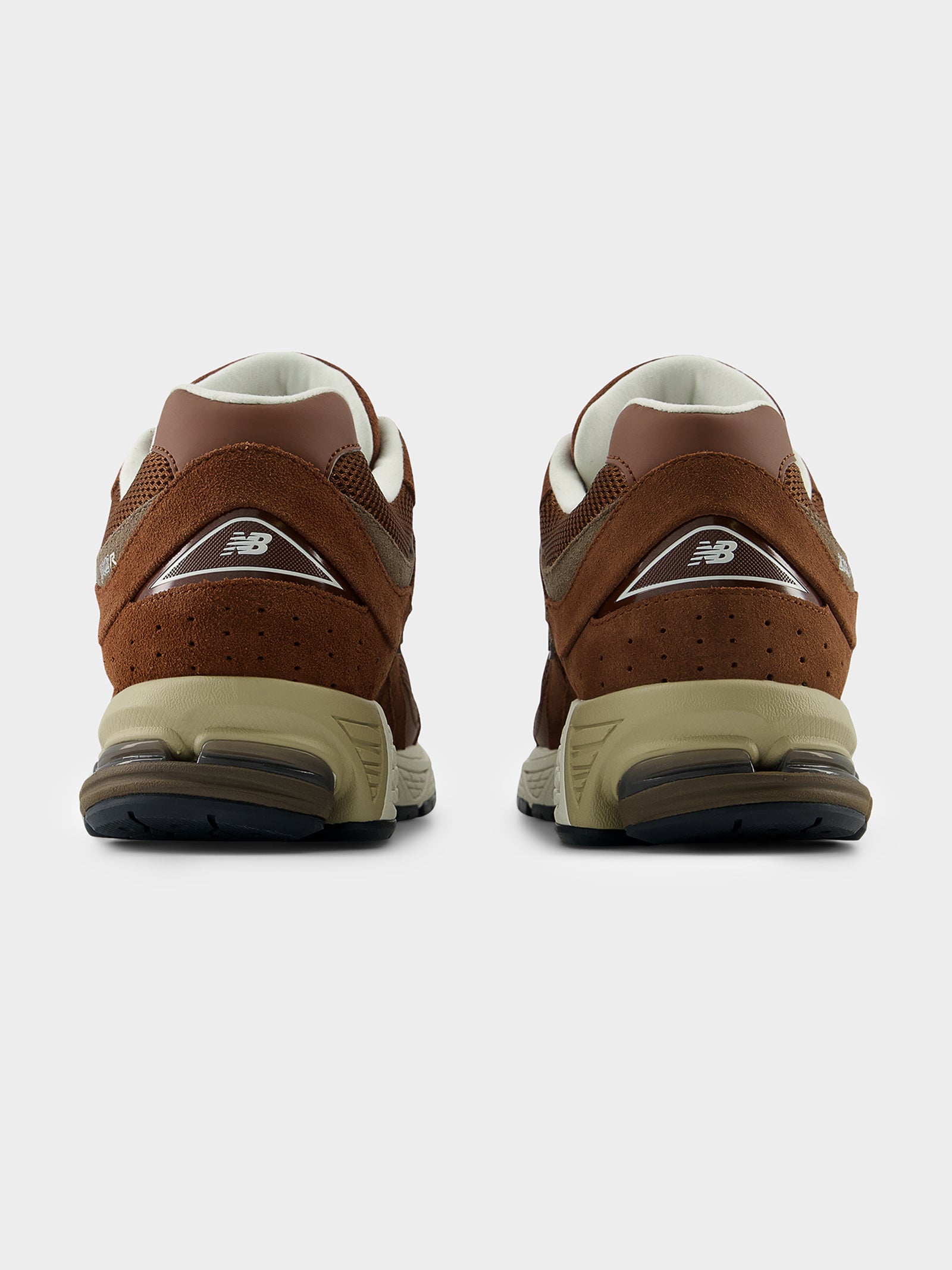 Unisex 2002 Sneaker In Brown