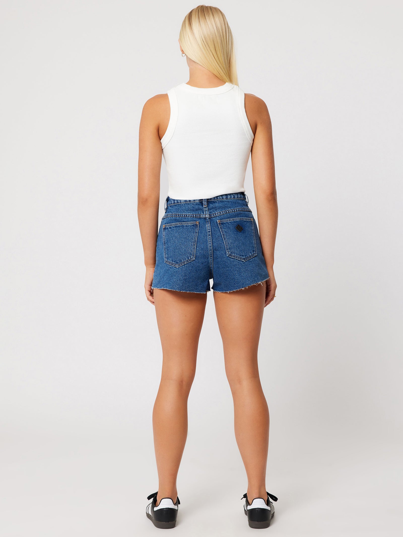 High Relaxed Short Bella